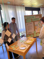 Auszubildende der Albertinen Schule präsentieren bei der Zukunftswerkstatt Pflege ihr Projekt „Essen ohne Kompromisse“ zu Appetitlosigkeit, Mangelernährung und Dysphagie im Alter.