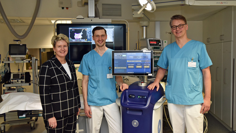 Dr. Sabine Pfeifer, Priv.-Doz. Dr. Benjamin Schäffer und Prof. Dr. Karsten Sydow an der Pulsed Field Ablation Dr. Sabine Pfeifer, Priv.-Doz. Dr. Benjamin Schäffer und Prof. Dr. Karsten Sydow an der Pulsed Field Ablation