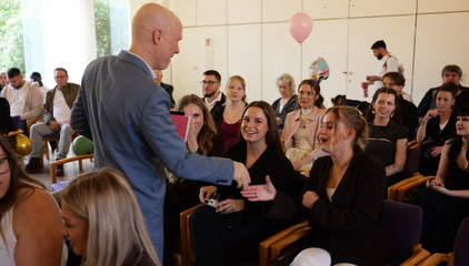 Staatsrat Tim Angerer gratuliert den frisch examinierten Pflegefachpersonen bei der Abschlussfeier. Staatsrat Tim Angerer gratuliert den frisch examinierten Pflegefachpersonen bei der Abschlussfeier.