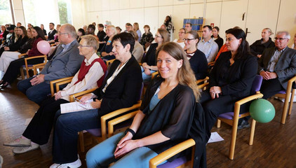 Gäste verfolgen die Feierstunde zum erfolgreichen Abschluss der Pflegeausbildung an der Albertinen Schule. Gäste verfolgen die Feierstunde zum erfolgreichen Abschluss der Pflegeausbildung an der Albertinen Schule.