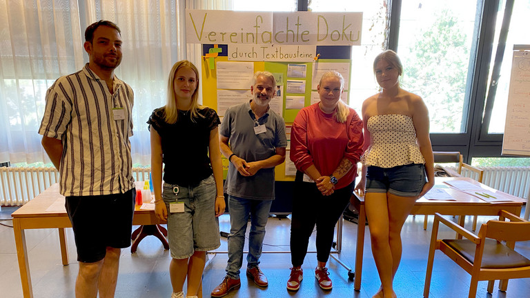 Projektgruppe der Zukunftswerkstatt Pflege vor ihrer Präsentation zur vereinfachten Pflegedokumentation mit Textbausteinen.