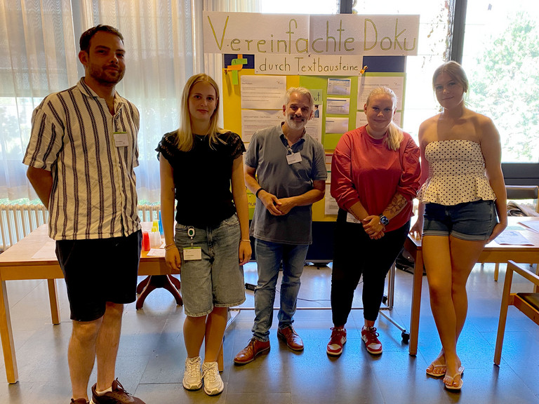 Projektgruppe der Zukunftswerkstatt Pflege vor ihrer Präsentation zur vereinfachten Pflegedokumentation mit Textbausteinen.