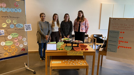 Auszubildende der Albertinen Schule stellen ein Projekt zu Belastungs- und Entlastungsfaktoren im Pflegeberuf während der Zukunftswerkstatt Pflege vor.