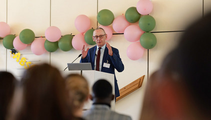 Ralf Zastrau hält ein Grußwort bei der Abschlussfeier der Pflegeausbildung an der Albertinen Schule. Ralf Zastrau hält ein Grußwort bei der Abschlussfeier der Pflegeausbildung an der Albertinen Schule.