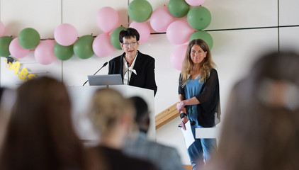 Die Kursleiterinnen und Lehrerinnen des Pflegekurses BPA 10-23 bei der Abschlussfeier an der Albertinen Schule. Die Kursleiterinnen und Lehrerinnen des Pflegekurses BPA 10-23 bei der Abschlussfeier an der Albertinen Schule.