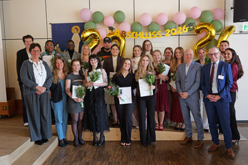 Die Absolventinnen und Absolventen des Pflegekurses BPA 10-23 mit Lehrkräften und Gästen bei ihrer Abschlussfeier. Die Absolventinnen und Absolventen des Pflegekurses BPA 10-23 mit Lehrkräften und Gästen bei ihrer Abschlussfeier.