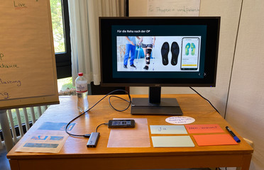 Präsentation einer digitalen Sensorsohle, die Patientinnen und Patienten nach einer Operation bei der Einhaltung der Belastungsgrenze unterstützen soll.