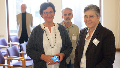 Mirjam Mikoleit und eine Lehrerin bei der Abschlussfeier des Pflegekurses BPA 10-23. Mirjam Mikoleit und eine Lehrerin bei der Abschlussfeier des Pflegekurses BPA 10-23.