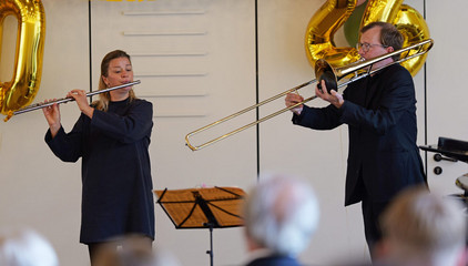 Anne-Christine und Heinrich Klaus Heidenreich sorgen mit Flöte und Posaune für die musikalische Begleitung der Abschlussfeier. Anne-Christine und Heinrich Klaus Heidenreich sorgen mit Flöte und Posaune für die musikalische Begleitung der Abschlussfeier.