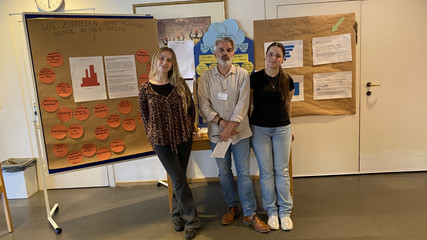 Auszubildende und Lehrkraft präsentieren Ergebnisse zur Zufriedenheit und zu Belastungen in der Pflegeausbildung bei der Zukunftswerkstatt Pflege der Albertinen Schule.
