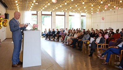 Staatsrat Tim Angerer spricht vor den Gästen der Abschlussfeier des Pflegekurses BPA 10-23. Staatsrat Tim Angerer spricht vor den Gästen der Abschlussfeier des Pflegekurses BPA 10-23.